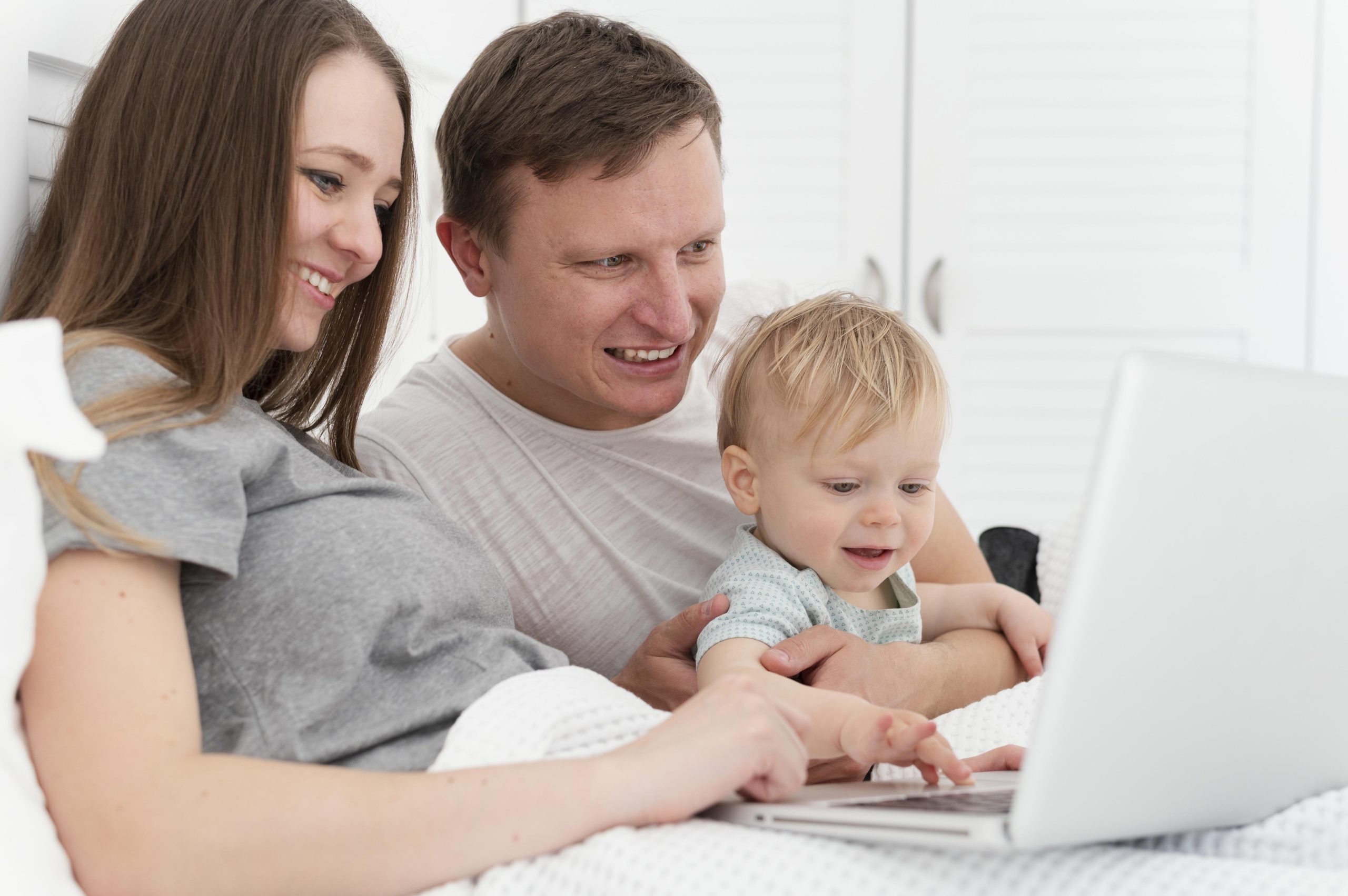 medium-shot-parents-with-kid-laptop Alicia McDougall